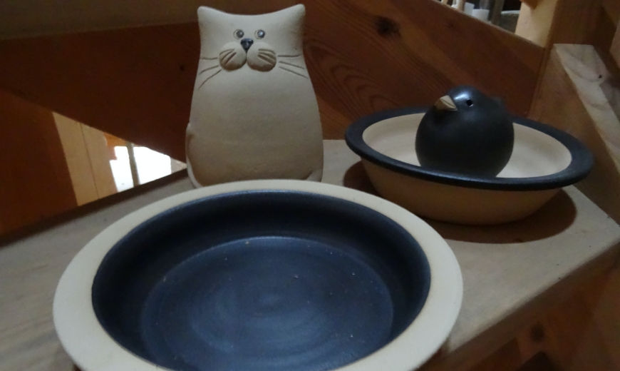 Gute Miene Keramik Katze hellbraun in der Gartengalerie23 Dresden