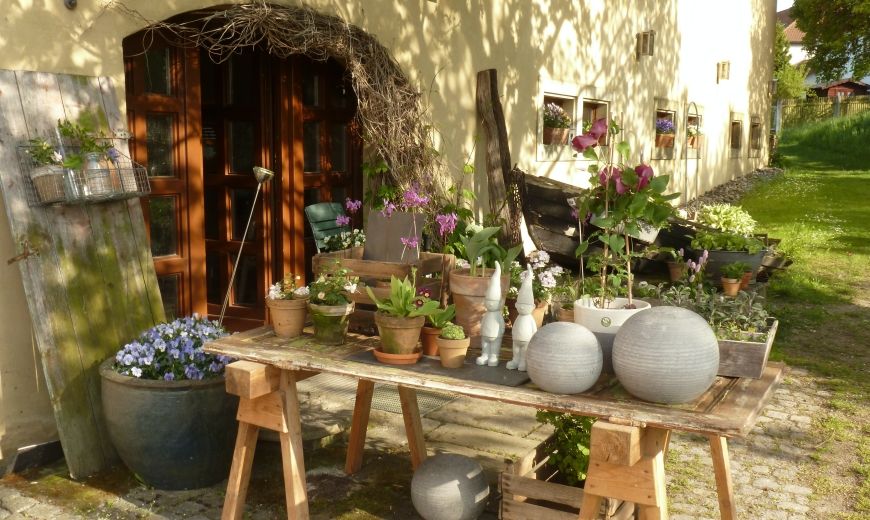 Holztisch für den Garten mit Töpfen und Pflanzen